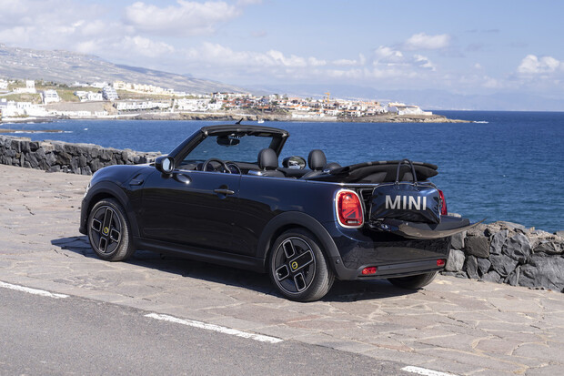 Zákaz prodeje spalovacích aut schválen, elektrický kabriolet a nový nabíjecí hub