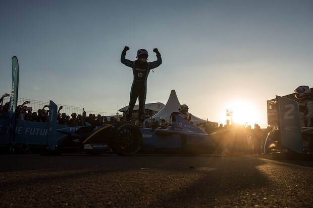 Amatéři i profíci si ve virtuálním závodě v Las Vegas rozdělí milion dolarů