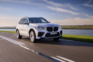 BMW iX5 Hydrogen podstoupilo tvrdé testovací jízdy v poušti. Obstálo na jedničku