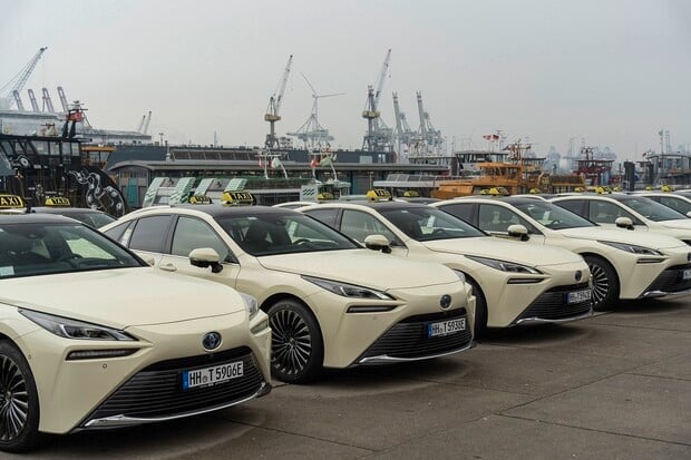 V Hamburku začalo jezdit 25 nových vodíkových taxi Toyota Mirai