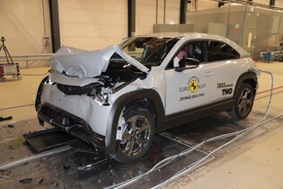Crashtest Mazdy MX-30 R-EV: benzinový motor bezpečnost nezhoršil