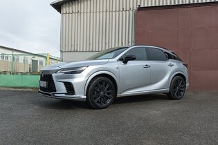 Po českých okreskách jsme projeli nový Lexus RX