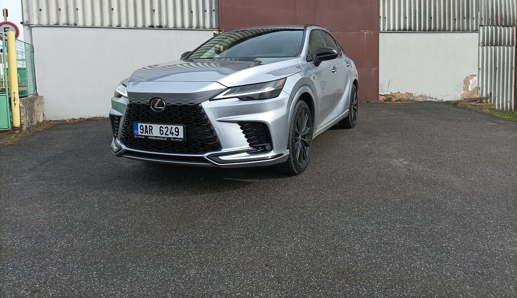 Po českých okreskách jsme projeli nový Lexus RX