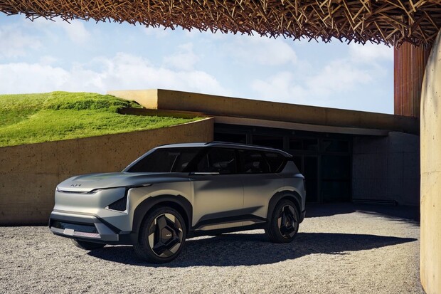 Kia EV5 působí jako auto z budoucnosti, přesto se podívá na trh ještě letos