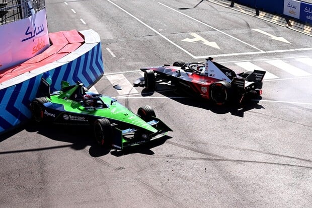 Další poranění ruky při závodech Formule E. Buemi letí do nemocnice na vyšetření
