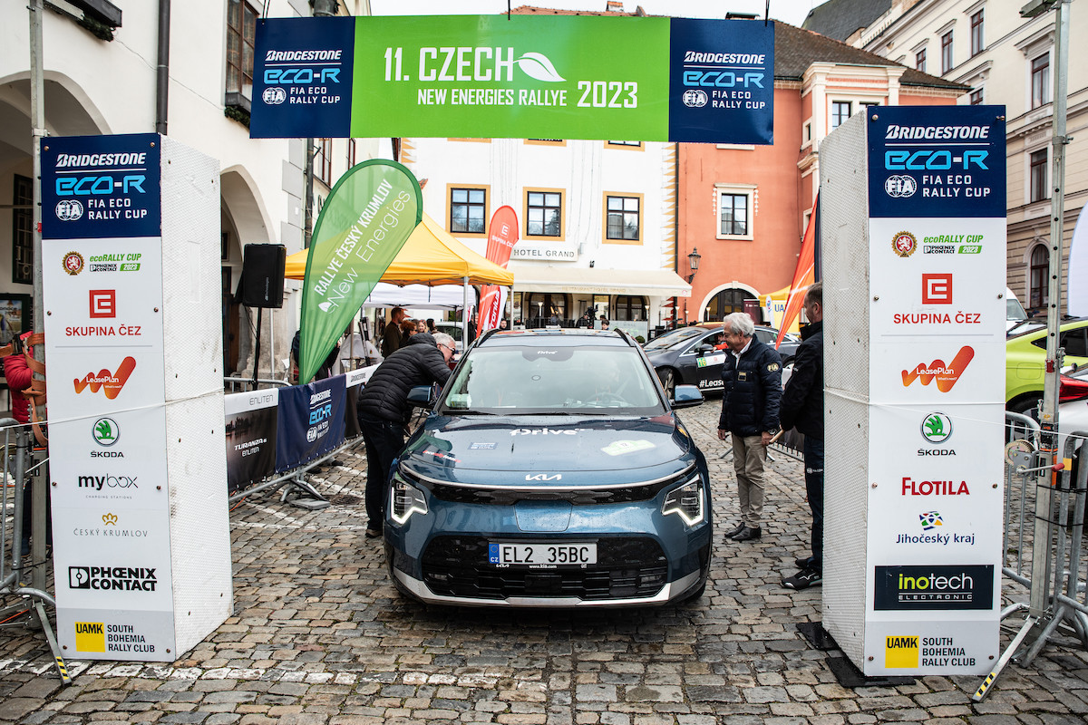 Krumlovská eco-rally, Tesla Model S Plaid na okruhu a vývoj zákazu ...
