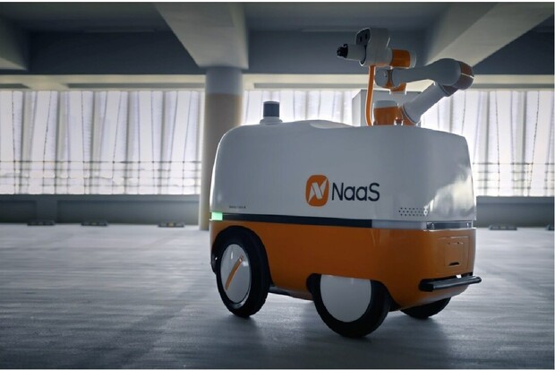 Samořídící nabíjecí robot by mohl v budoucnu řešit nabíjení elektromobilů