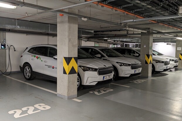 Flotilu elektromobilů doplnila největší bankovní fotovoltaika