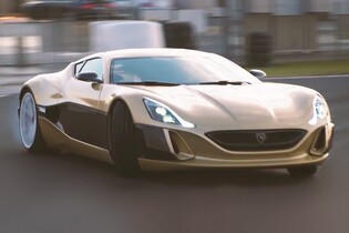 Rimac umí být také zábavný – v boji s Veyronem jezdí bokem!