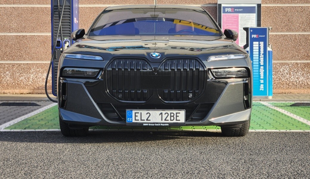 BMW i7 a dlouhé trasy? Zjistili jsme, jak je na tom na dálnici