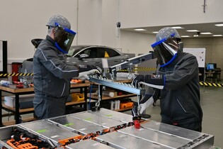 Jak se opravuje baterie v elektromobilu?