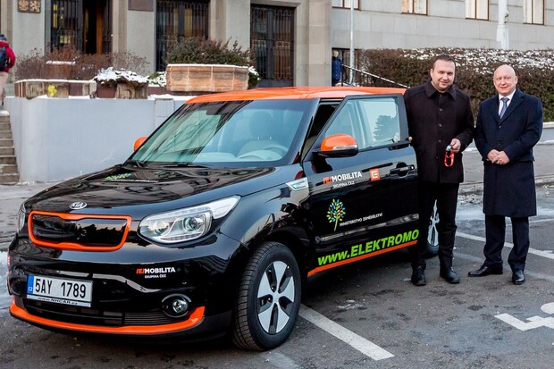 ČEZ dnes předal elektromobil Kia Soul EV do užívání Ministerstva zemědělství