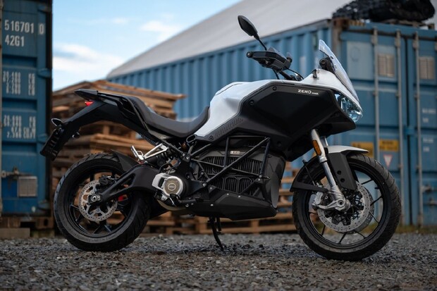 Zúčastnili jsme se české premiéry modelu DSR/X v showroomu v Řeporyjích