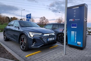 Nabíjí se Audi Q8 e-tron ultimátně jako předchůdce? Zjistili jsme to