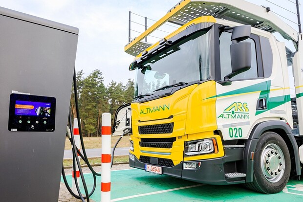 Elektromobilita na druhou. Elektromobily bude vozit elektrokamion Scania