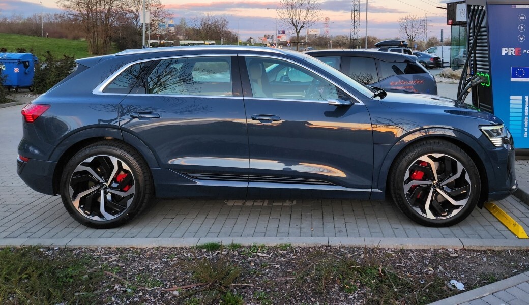 Nabíjí se Audi Q8 e-tron ultimátně jako předchůdce? Zjistili jsme to