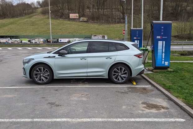 Češi v oblasti dopravy preferují ojetiny a spalovací motory. Ekologie jde stranou