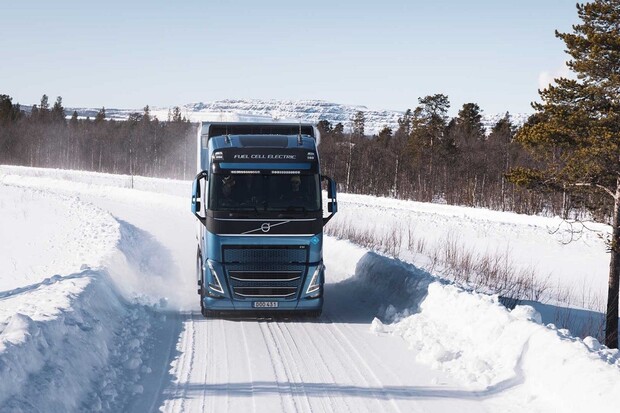 Volvo Trucks testuje vodíková nákladní vozidla na veřejných komunikacích 