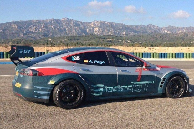 Tesla Model S se zrychlením na stovku za 2,1 vteřiny existuje, na silnici ale nesmí