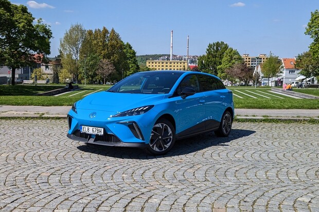 Bezkonkurenční efektivita v podání Tesly a první dojmy z MG4 i BMW iX1