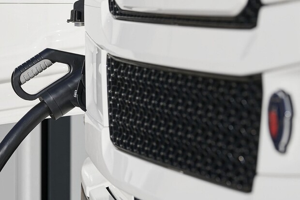 Scania zavádí mezi elektrokamiony novinku známou z osobních elektromobilů