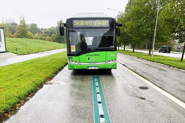 Švédsko staví první elektrickou silnici. Vybití na ní bude takřka nemožné