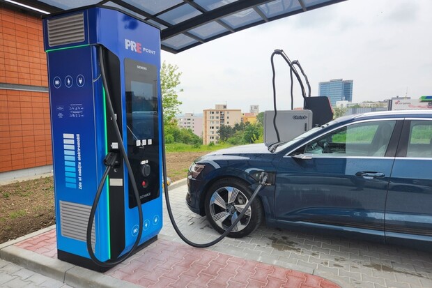 PRE spustila v Praze další ultrarychlou stanici, nabídne 2× 300 kW