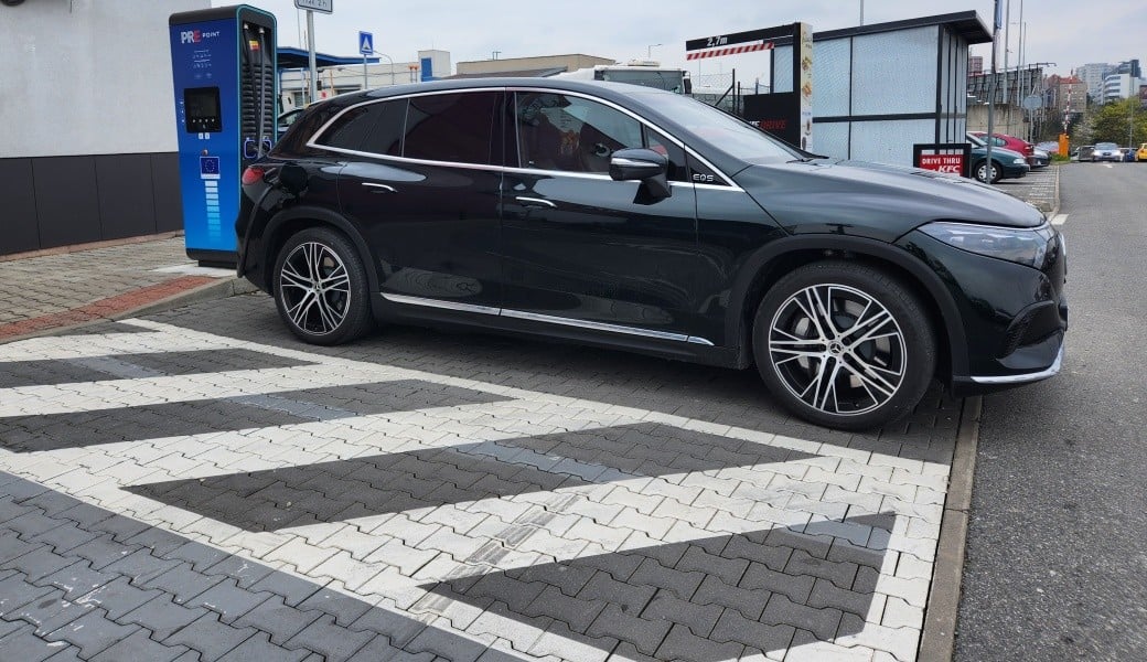 Zvládne Mercedes EQS SUV trasu Praha – Brno a zpět bez nabíjení?