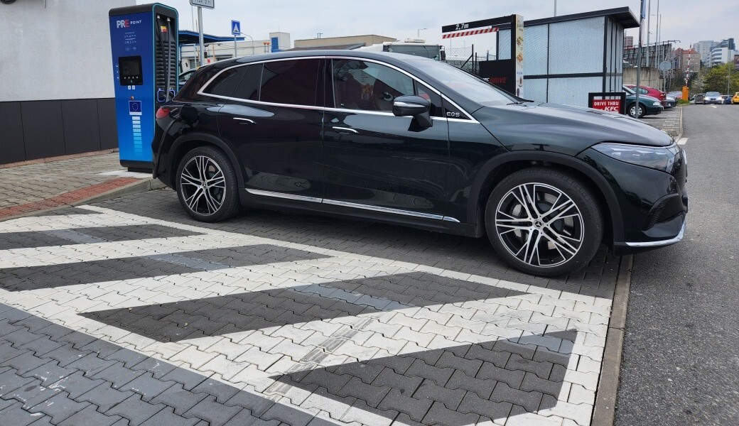 Zvládne Mercedes EQS SUV trasu Praha – Brno a zpět bez nabíjení?