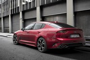 Půjde Kia Stinger proti Tesle Model 3? Možná ano