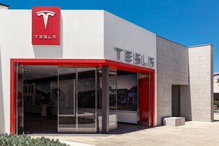 Tesla má překvapení, brzy otevře druhý Store u nás
