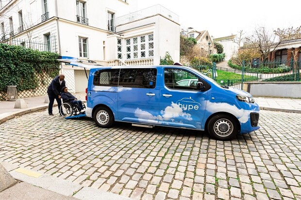 V Paříži začne brzy jezdit 50 bezbariérových taxíků na vodíkový pohon