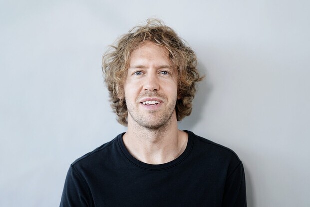 Čtyřnásobný šampion opět usedne do kokpitu F1. Na Nordschleife představí e-paliva