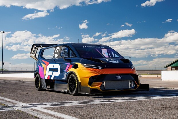 Ford se opět chystá na závod Pikes Peak. Rekord má pokořit jeho elektrická dodávka