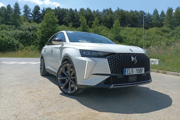 Právě testujeme plug-in hybridní DS7 E-Tense 360 Opera