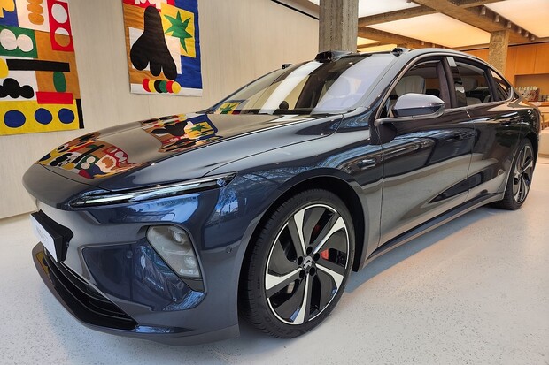 Nio ET7 na vlastní oči, ruce i kůži. Tohle se evropským automobilkám líbit nebude