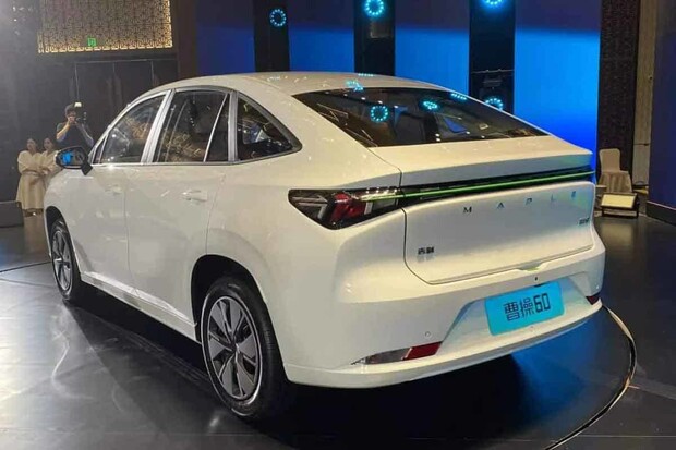 Čínský elektromobil z dílny koncernu Geely ztratil baterii přímo na silnici 