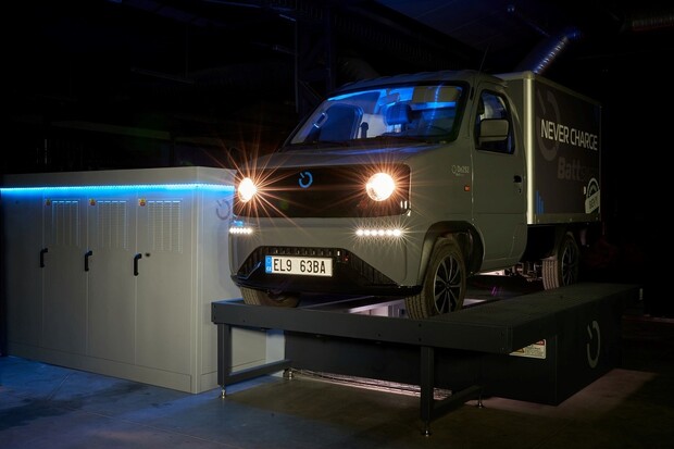 Česká firma Bevy.city testuje v běžném provozu elektromobily s vyměnitelnou baterií