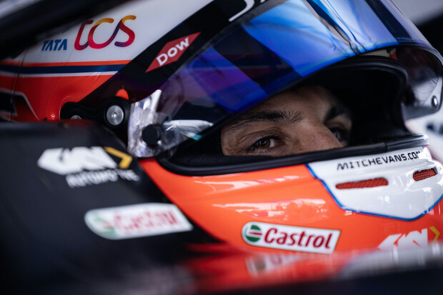 Obrovská nehoda v Římě vyřadila šestici jezdců, potřetí v řadě tu vyhrál Evans