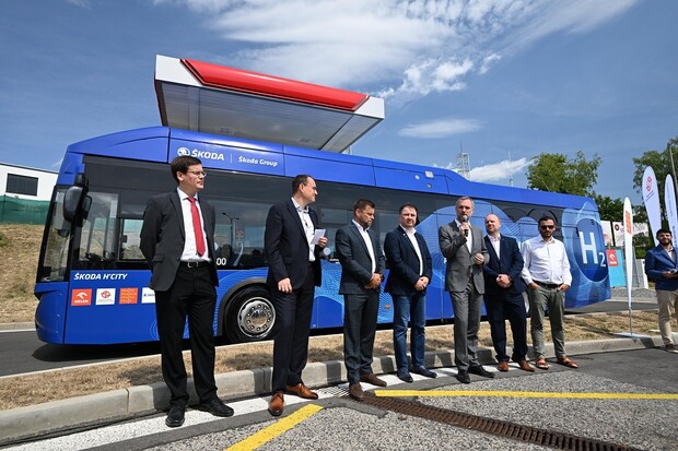 Praha nasadila do pravidelného provozu vodíkový autobus Škoda H’CITY
