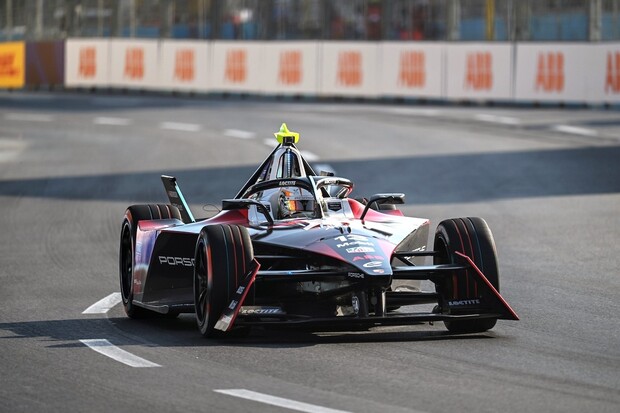 Nenáviděná svatozář opět zachraňovala. Děkovný dopis FIA může poslat da Costa