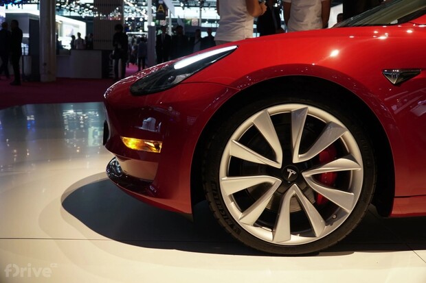 Tesla chystá nezvyklý krok, zúčastní se autosalonu