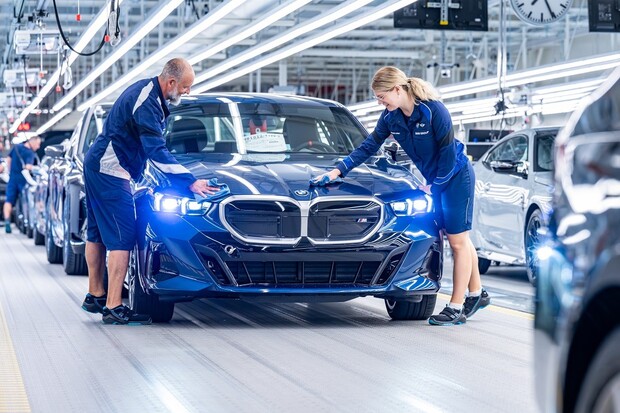 Německá továrna Dingolfing oslavuje jubilejní rok zahájením výroby BMW i5