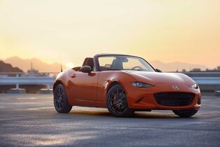 Hračka na okresky s logem Mazdy dostane v příští generaci elektrifikované ústrojí