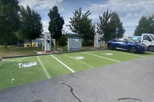 U prodejny Tesco v Českém Krumlově přibyly dvě 50kW dobíjecí stanice
