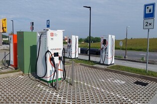 Na Lokti přibývají dobíjecí stanice jako houby po dešti 