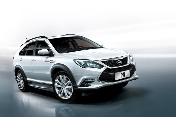 Čína v prodejích vozů do zásuvky válcuje zbytek světa 