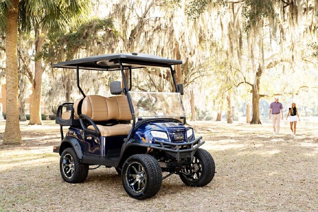 V USA roste obliba elektrických golfových vozíků. Jejich využití je fascinující