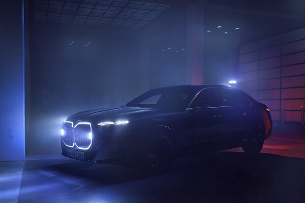 BMW uvádí první pancéřovaný elektromobil světa. Tiše bzučí i v dešti kulek