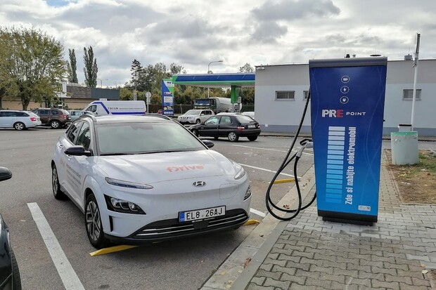 PRE zrychlila další nabíječku ze 75 na 150 kW. Tentokrát u OMV v Hradci Králové